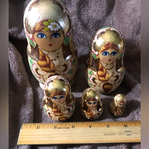 Beautiful set of Russian nesting dolls set of 5 - Picture 5 of 8